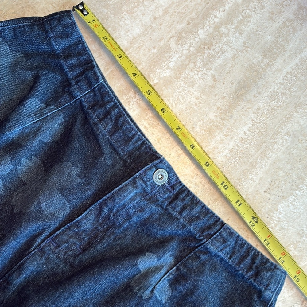Liz Claoborne denim skirt Woman's, 8, Dark grey, light grey stencil flowers. EUC - Picture 13 of 17